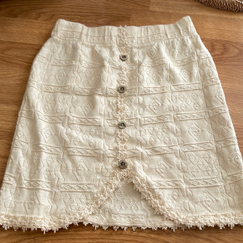 Adorable cream colored skirt